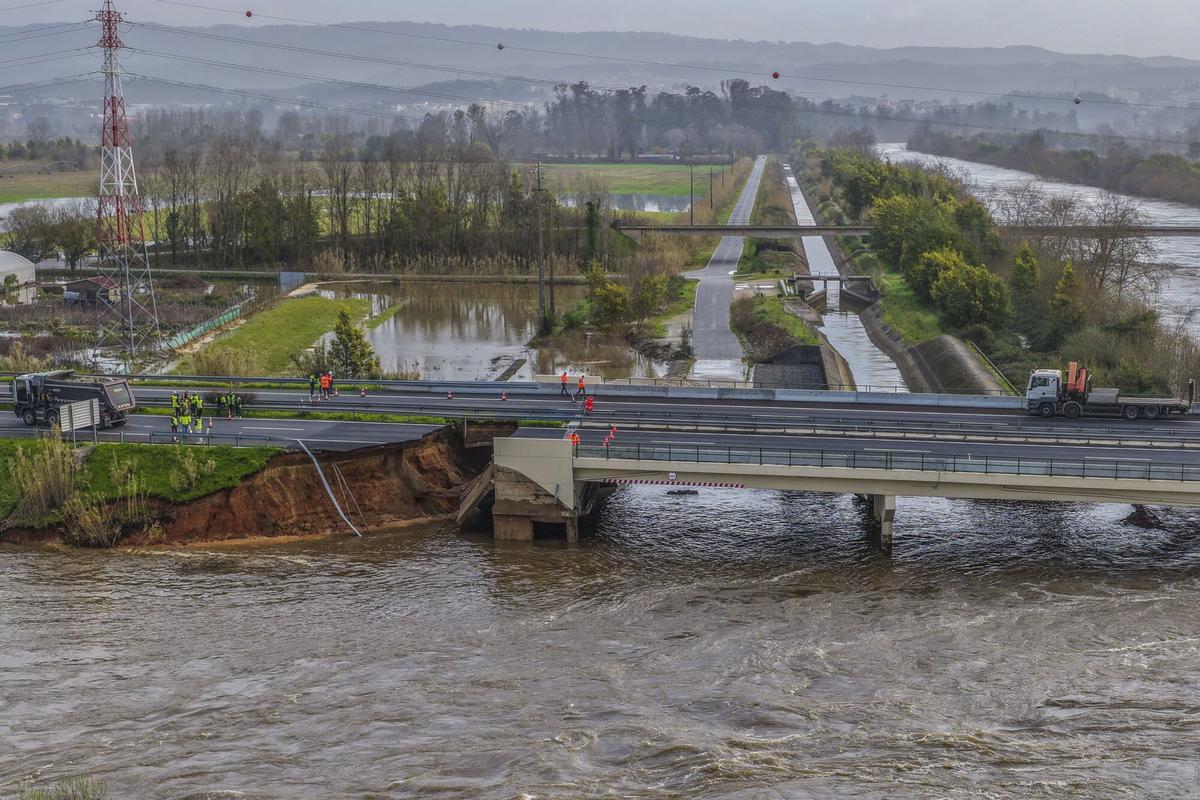 La autovía A1, que une Lisboa con Oporto, colapsada a la altura del dique que se rompió ayer en el río Mondego, en la zona de Casais cerca de Coimbra.