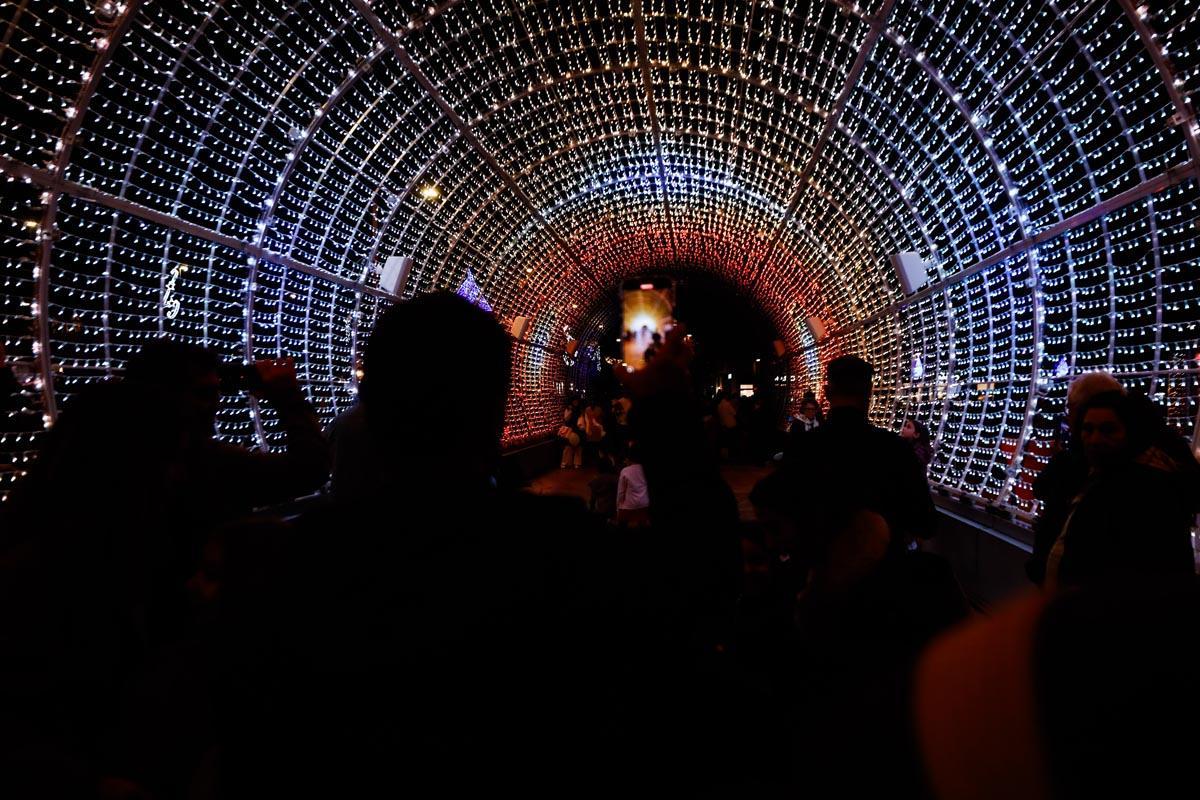 Galería: Juegos y risas en el túnel de luces del puerto de Ibiza