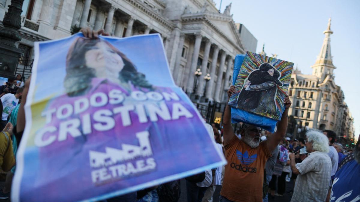 Seguidores de Cristina Fernández de Kirchner protestan frente al Congreso Nacional tras la sentencia contra la vicepresidenta, el pasado 6 de diciembre en Buenos Aires.