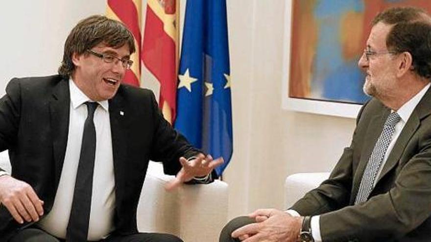 Mariano Rajoy i Carles Puigdemont parlen abans de l&#039;entrevista