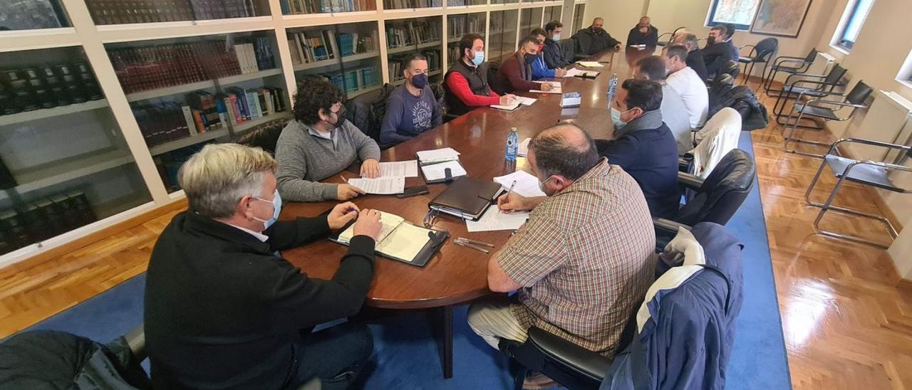 Dirigentes bateeiros reunidos en el edificio Mexillón de Galicia. |   //  M. MÉNDEZ