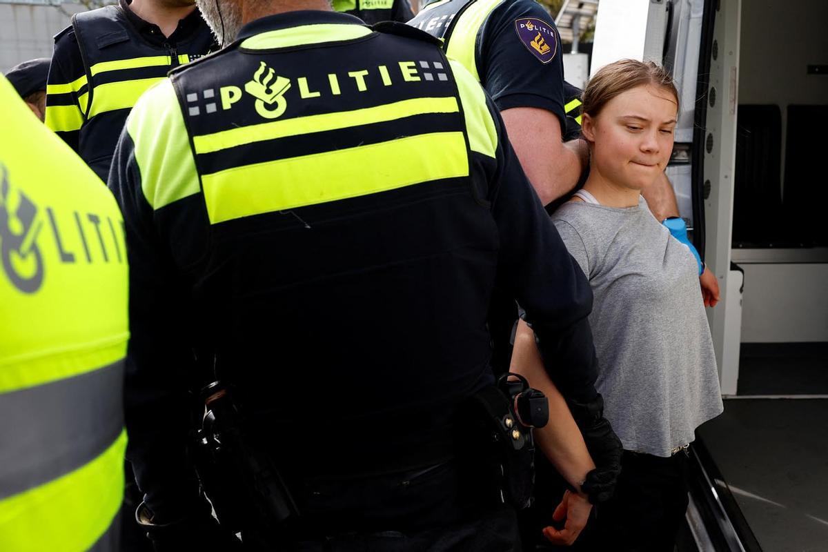 La activista climática Greta Thunberg  es detenida por agentes de policía durante una manifestación climática