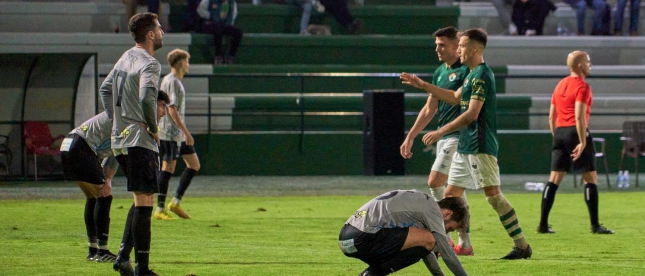 José Cruz, a la izquierda de la imagen, tras la derrota ante el Cacereño en el Príncipe Felipe.