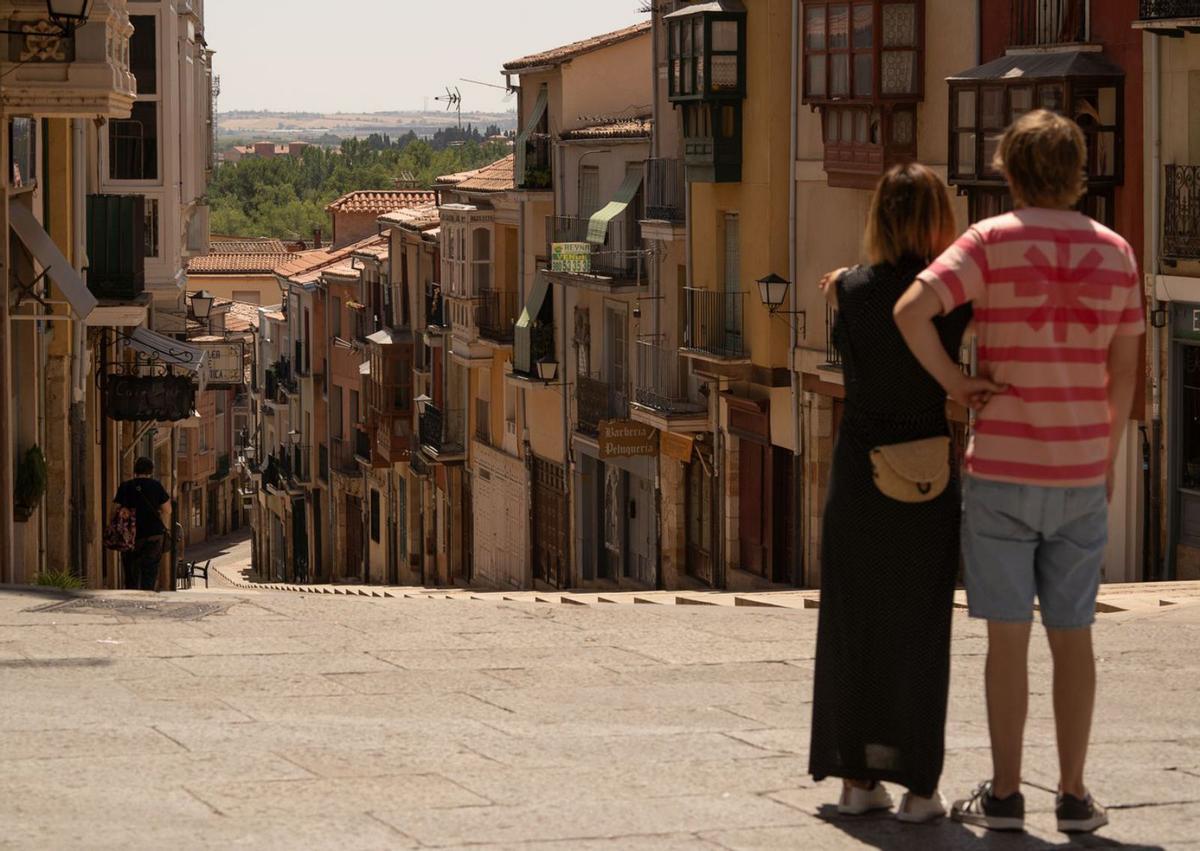 Turistas observan la calle de Balborraz. | Jose Luis Fernández