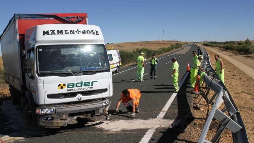 Estado en el que quedó el camión accidentado en la via.