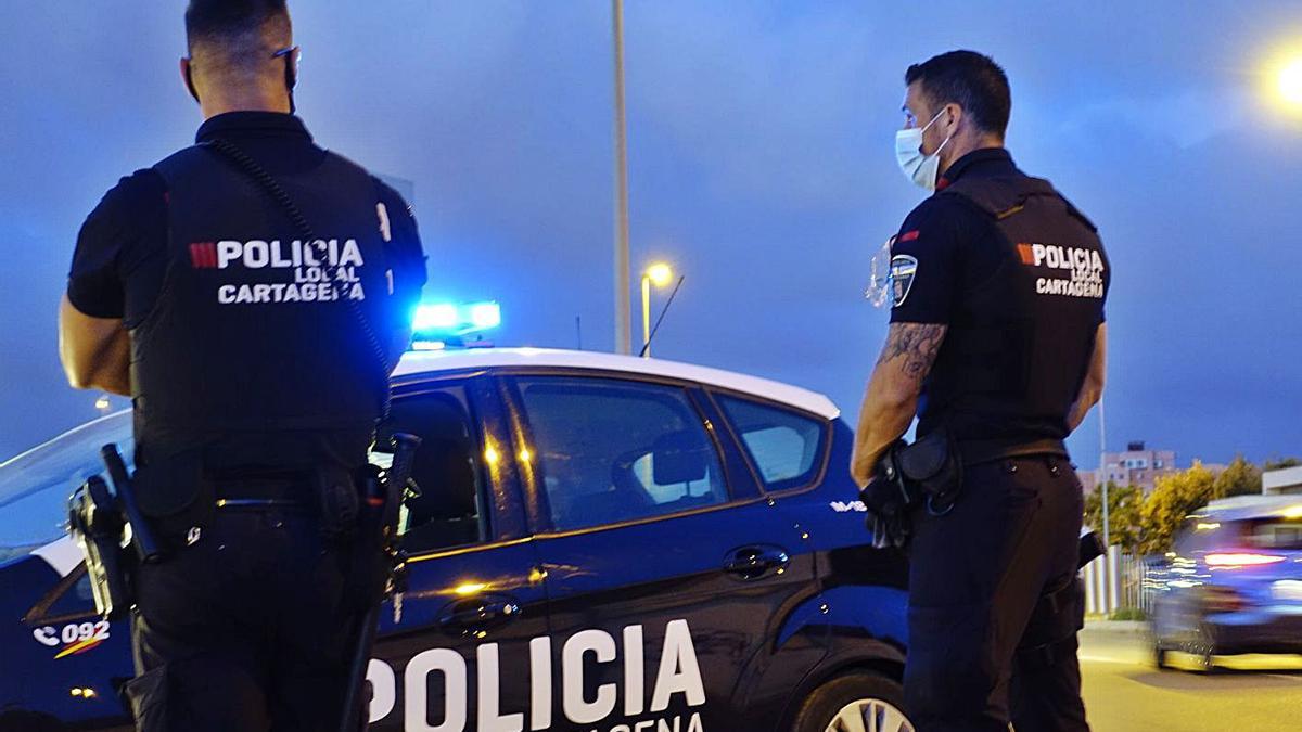 Agentes de la Policía Local de Cartagena vigilan para evitar incidentes. | IVÁN URQUÍZAR