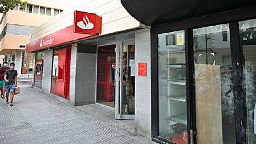 La sucursal del Banco Santander donde unos ladrones robaron por el método del butrón.