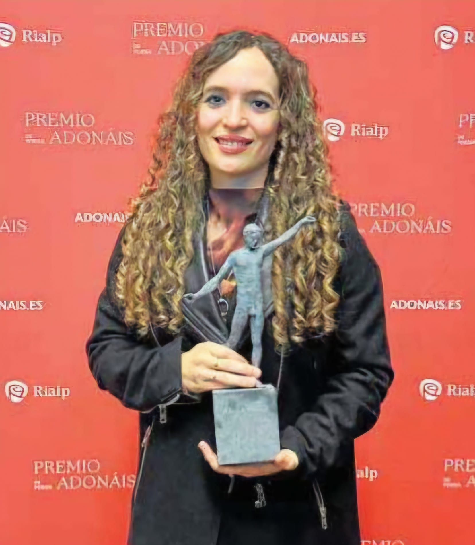 Carmen María López sostiene el premio Adonáis de Poesía 2025
