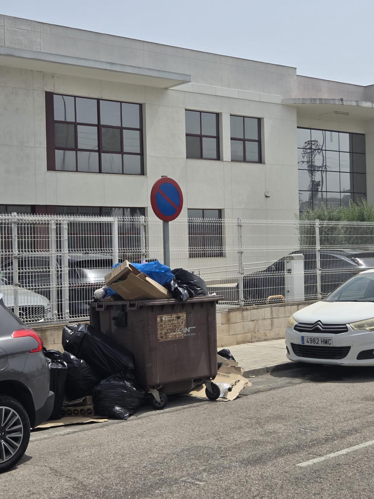 Residuos en el polígono del Mediterráneo.