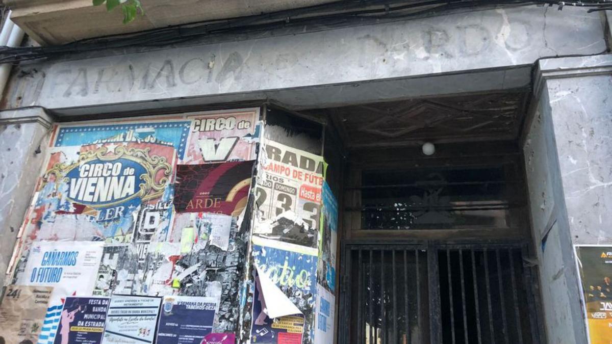 Restos del cartel de la Farmacia Pardo, en la Calvo Sotelo.