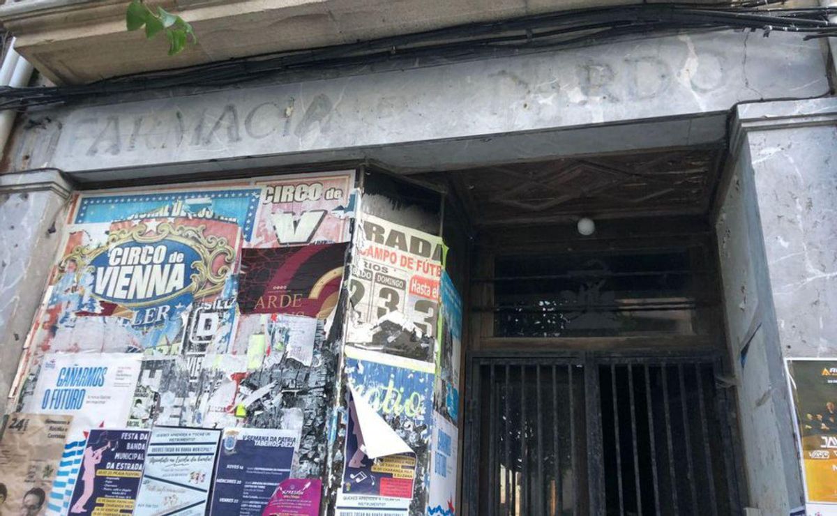 Restos del cartel de la Farmacia Pardo, en la Calvo Sotelo.