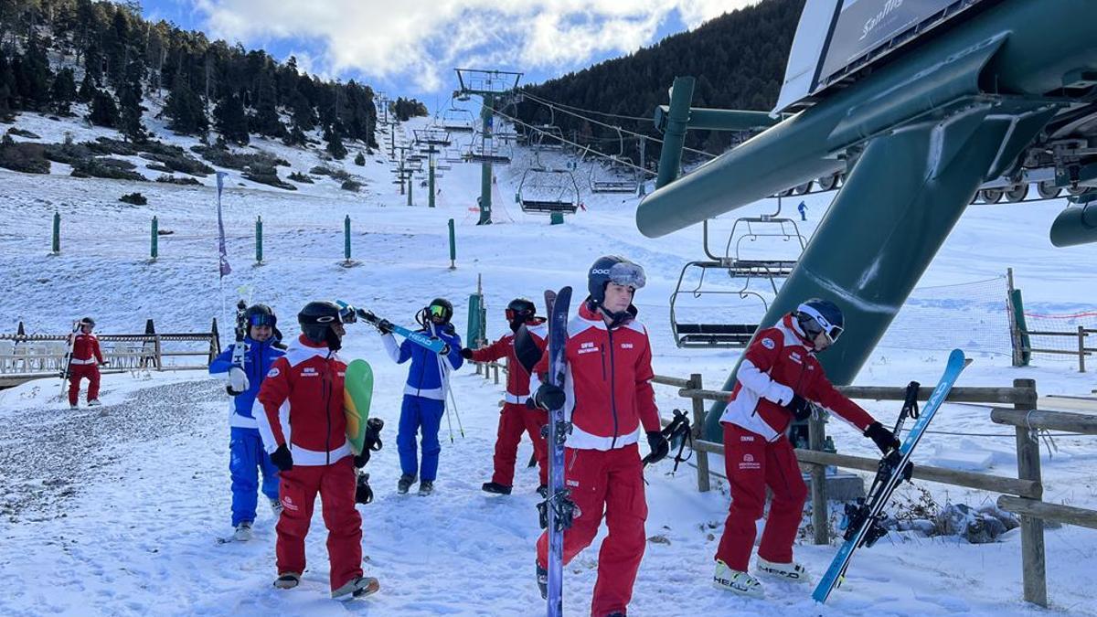 Un grup d'esquiadors a punt d'accedir a un dels telecadires del sector de Coma Oriola de l'estació de Masella