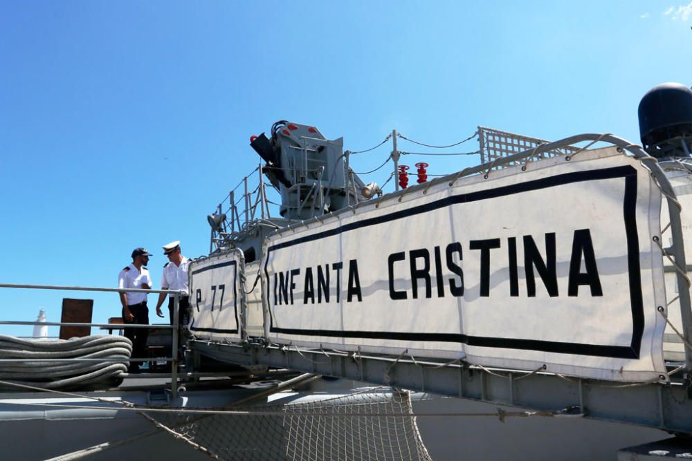 El buque de la Armada 'Infanta Cristina' abre sus puertas al público durante los dos días que estará atracado en el muelle dos del Puerto de Málaga.