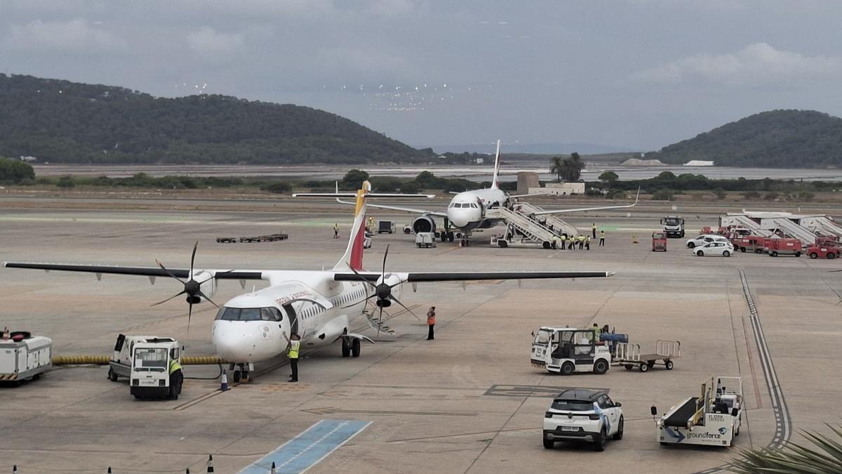 Aviones en la plataforma del aeropuerto de Ibiza, este año.