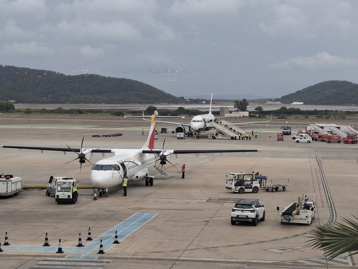 Aviones en la plataforma del aeropuerto de Ibiza.