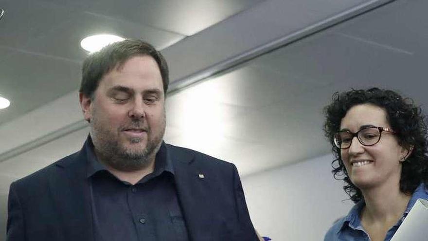 Rovira y el vicepresidente Junqueras, en una reunión de ERC. // Efe