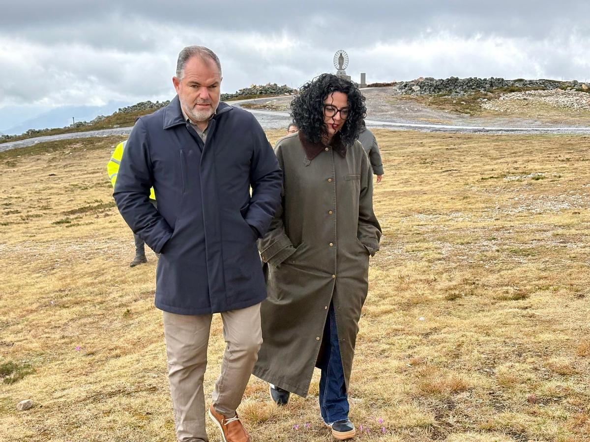 Vanesa Gutiérrez y Carlos Paniceres en la zona alta de Valgrande-Pajares
