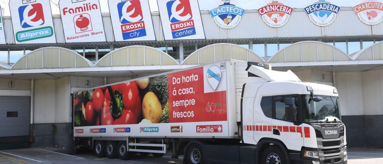 Un camión de distribución Vego Supermercados. |   // CARLOS PARDELLAS