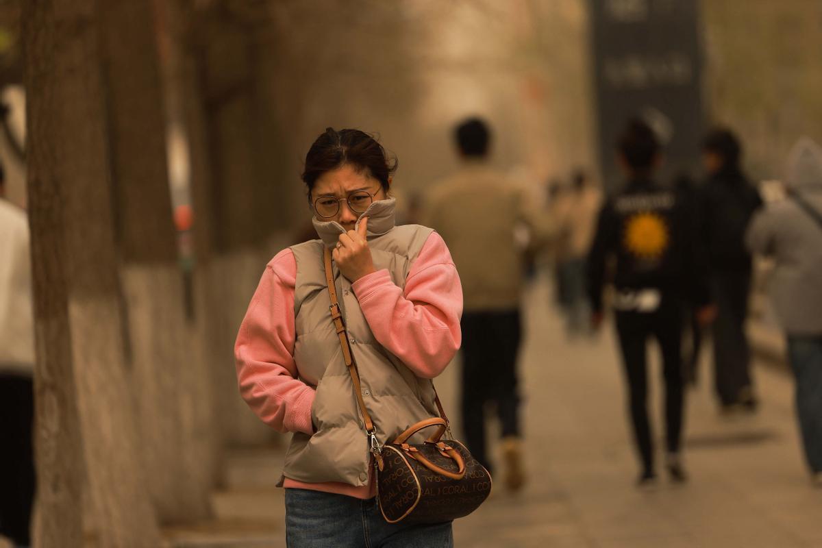 Las calles de Shenyang, en la provincia de Liaoning, durante una intensa tormenta de arena.