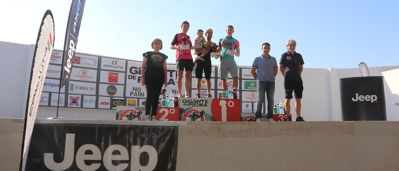 El podio de honor liderado por el vencedor de la presente edición de la Gegant de Pedra tras la carrera.