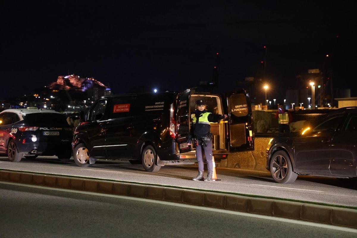 Un carril de la Avenida de Elche en dirección a Alicante ha estado cortado mientras se llevaba a cabo el levantamiento del cadáver. /