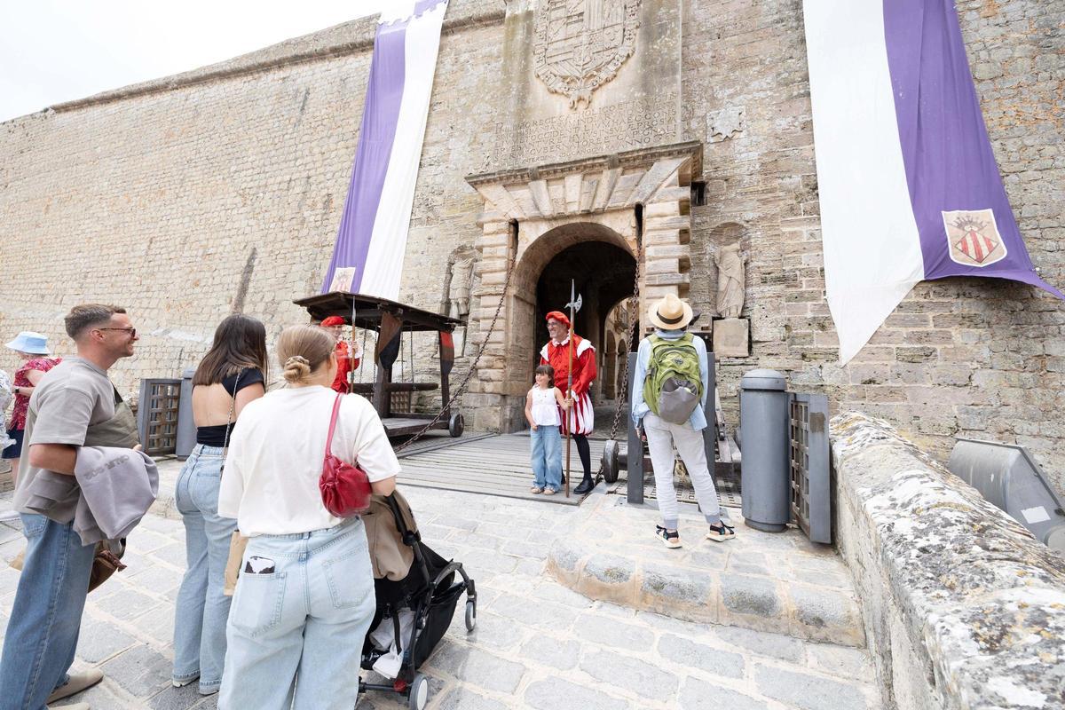 La lluvia ensombrece el primer día de la Feria Ibiza Medieval