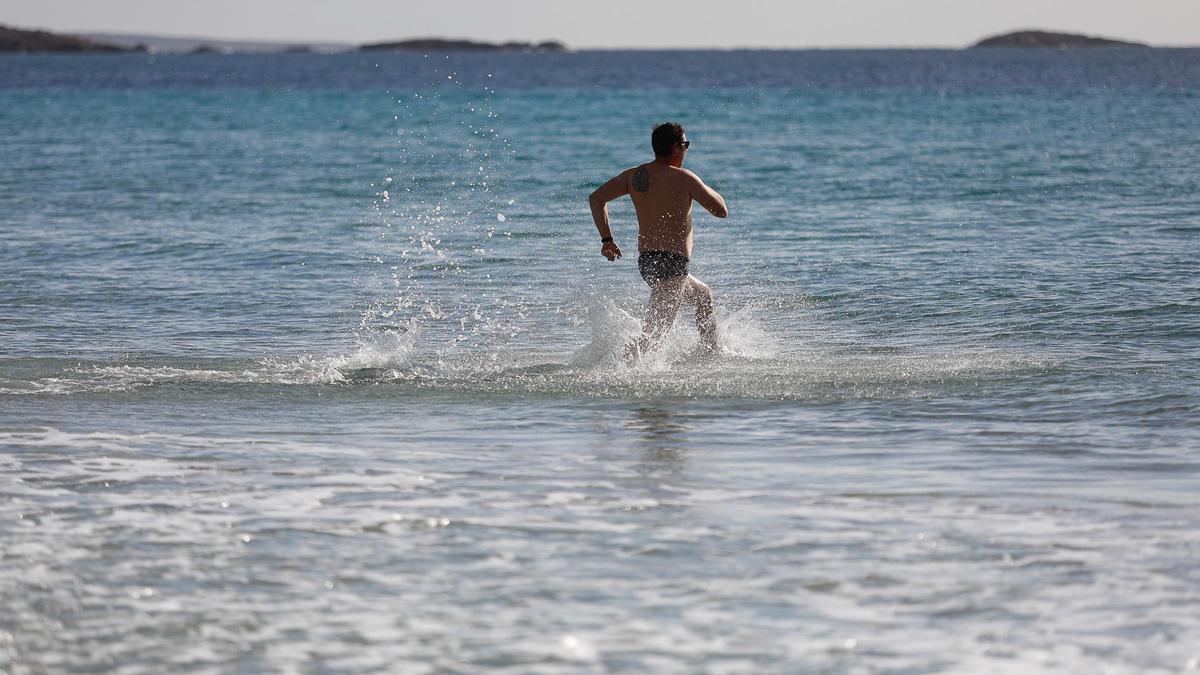Un hombre se baña en Ses Salines en diciembre