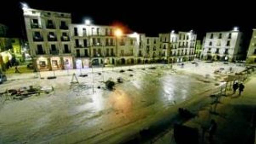 La plaza Mayor de Cáceres se estrena para los peatones sin estar terminada