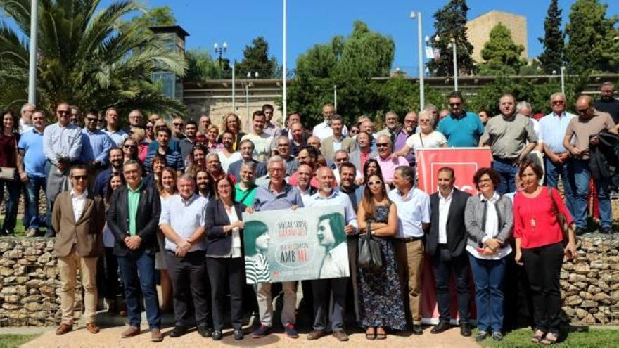 Alcaldes, regidors i càrrecs electes del PSC del Camp de Tarragona fent-se una fotografia de família.