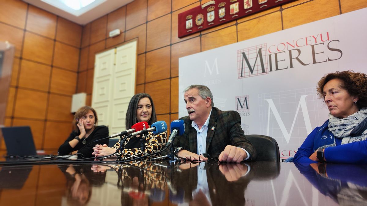 Por la izquierda, Nuria Ordóñez, Nuria Varela, Aníbal Vázquez y Teresa Iglesias, en el Ayuntamiento. | A. Velasco