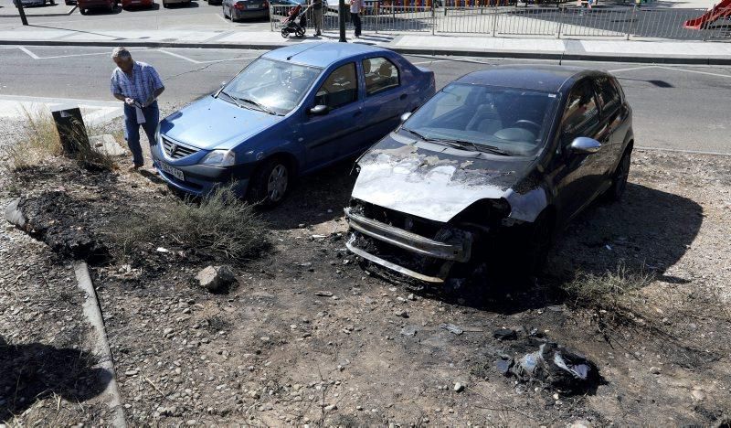 Incendio de cuatro vehículos en la calle Alhama de Aragón