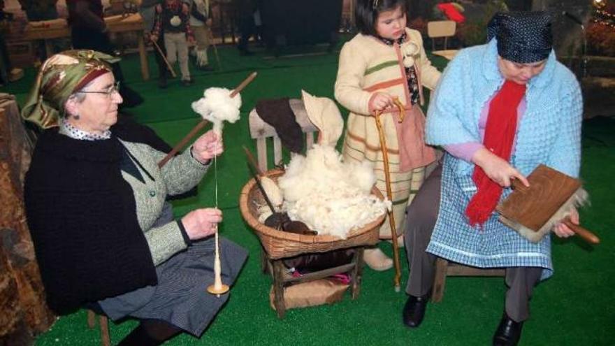 Las hilanderas preparan la lana para tejer bajo la mirada de una pastorcilla. / erika caveiro