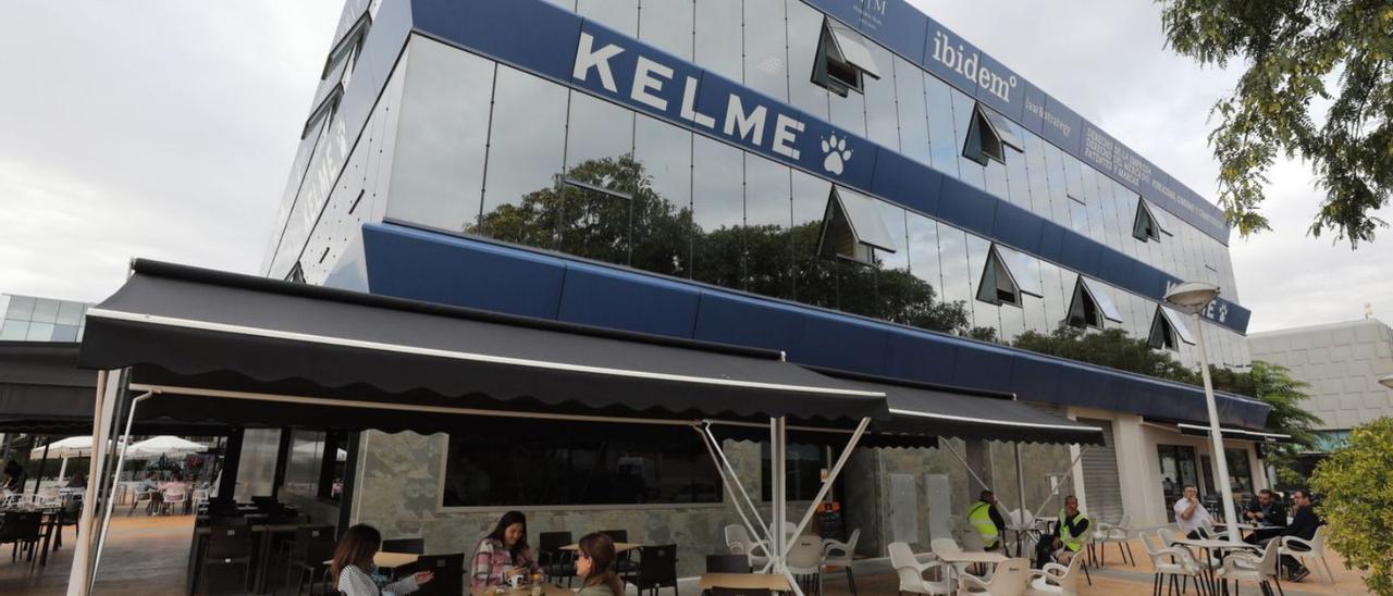 La distribuidora de Kelme en España es una de las últimas firmas en declararse en concurso. | ANTONIO AMORÓS