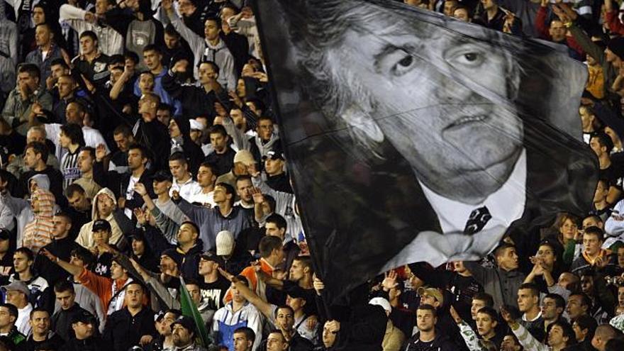 Los aficionados radicales de Partizan muestran una imagen de grandes dimensiones del presunto genocida y criminal de guerra Radovan Karadzic, recientemente detenido mientras vivía con una identidad y profesión falsas.