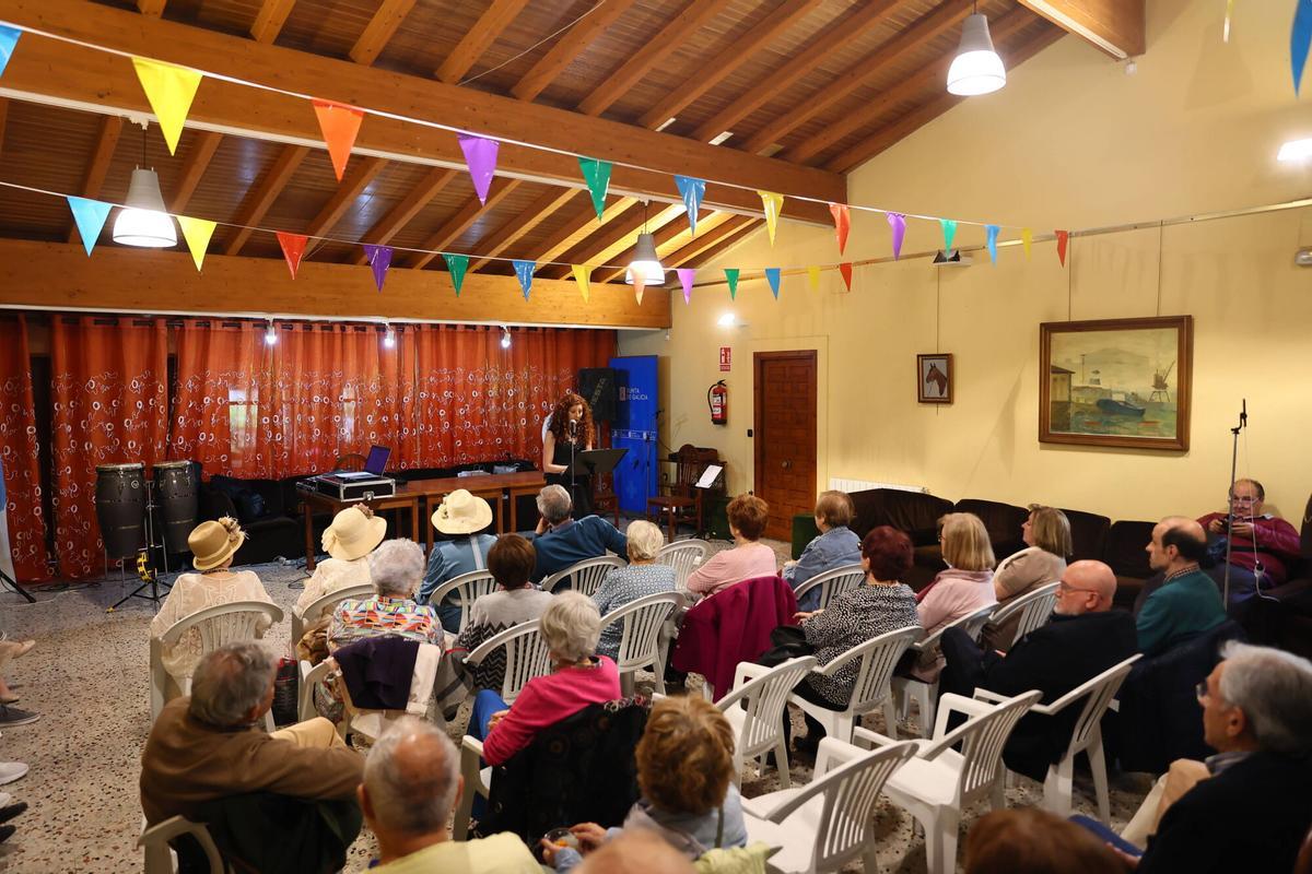 El público asistente al inicio de la jornada de celebración del hermanamiento entre Avilés y Cárdenas.