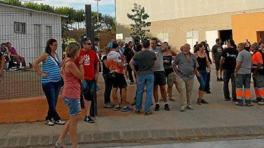 Veïns aplegats ahir al vespre davant el pavelló a l&#039;espera de saber si podrien tornar a casa