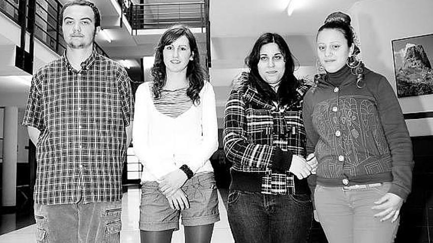 Yakub Kacala, Hadur Magda, Cristina Inés y Daniela Sefer, en el IES El Batán de Mieres.