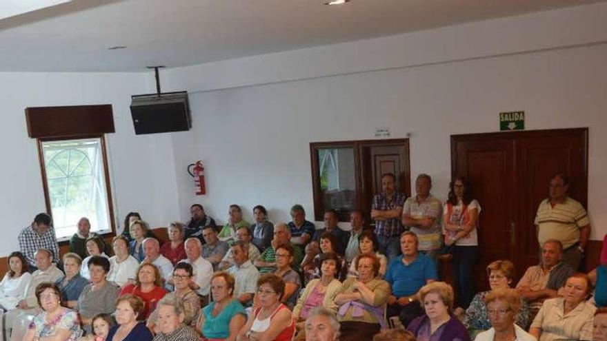 Asamblea vecinal sobre la Edar en Samieira. // Gustavo Santos