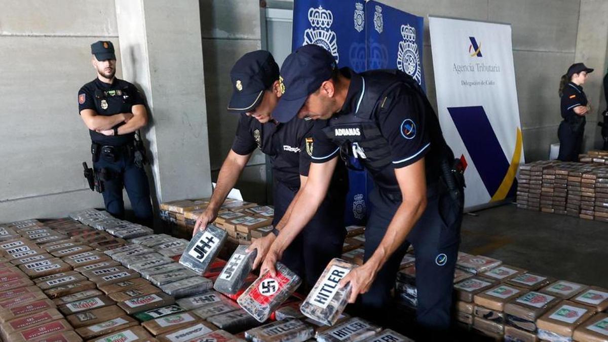 Policías muestran el pasado 25 de agosto en Algeciras paquetes de cocaína con la esvástica y la palabra &quot;Hitler&quot; grabada tras la mayor operación contra el narcotráfico en nuestro país.