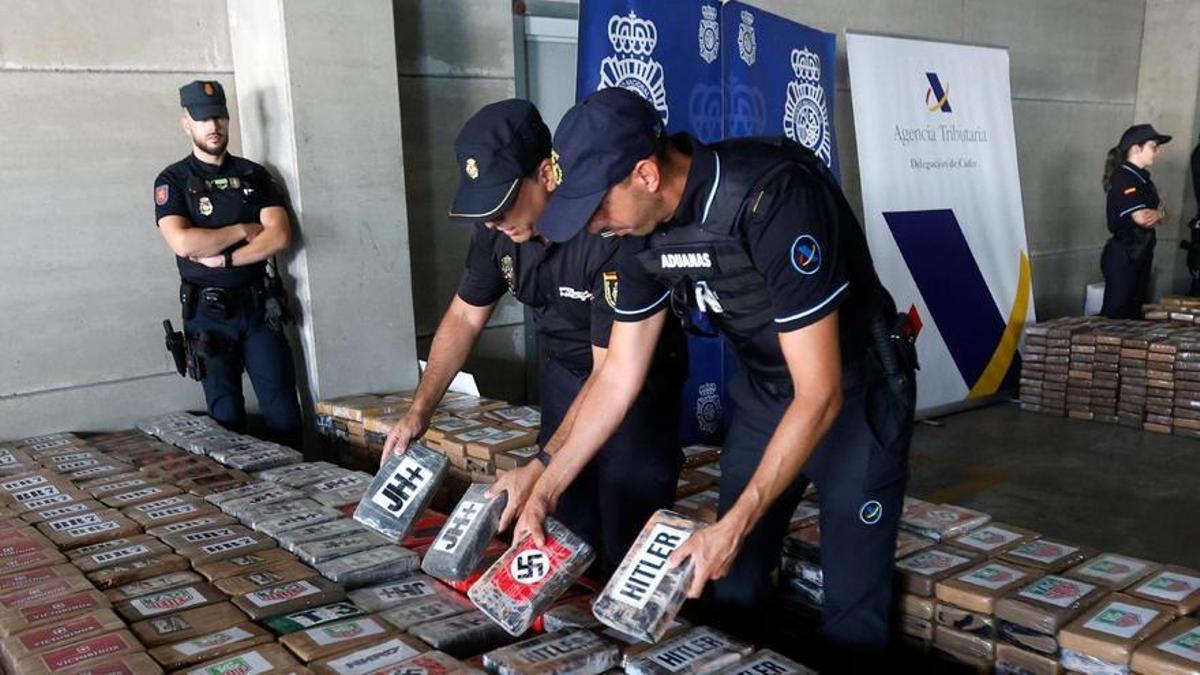 Policías muestran el pasado 25 de agosto en Algeciras paquetes de cocaína con la esvástica y la palabra "Hitler" grabada tras la mayor operación contra el narcotráfico en nuestro país.