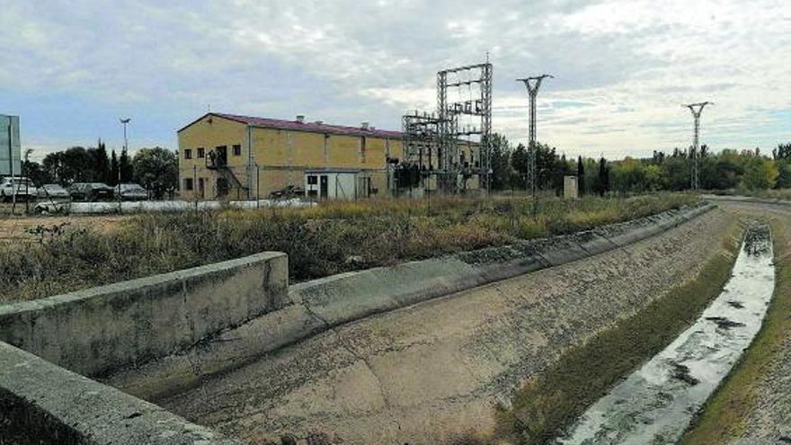 Tramo del canal que discurre junto a la estación de bombeo situada en Monte la Reina. | M. J. C.