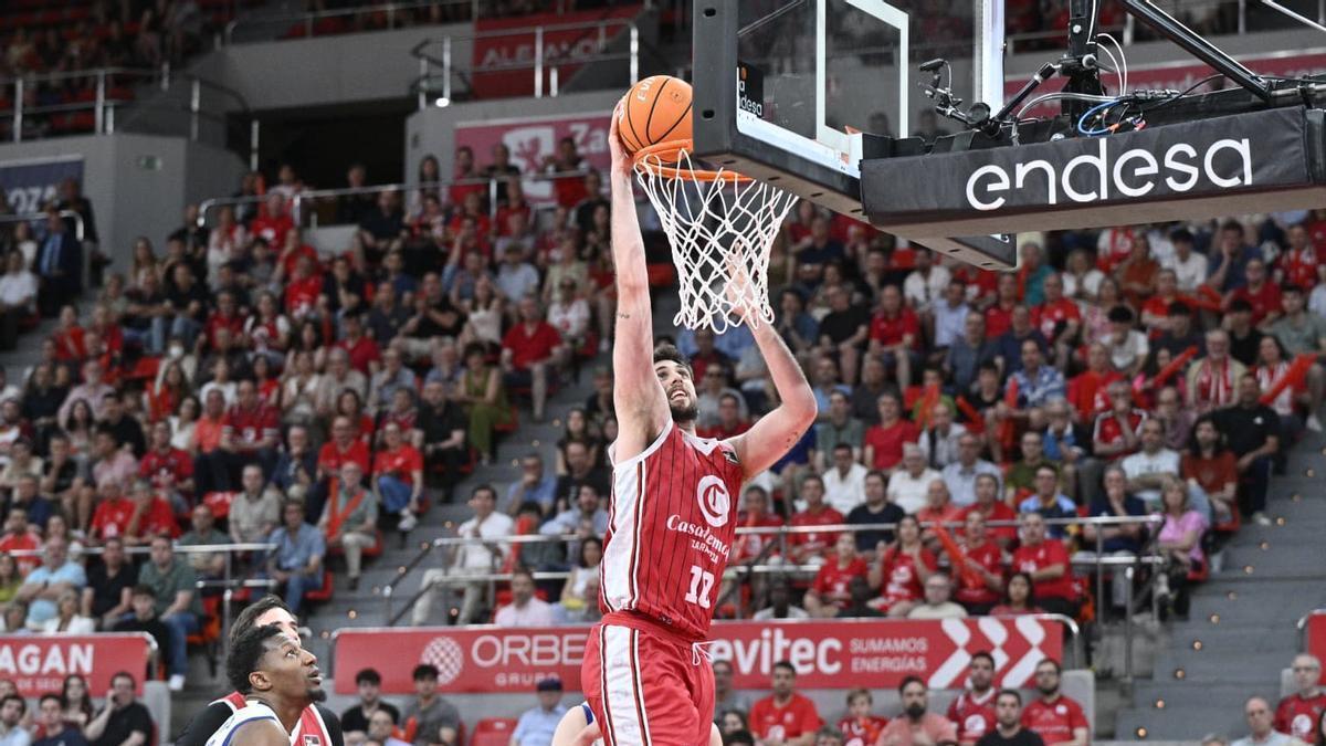 Jaime Fernández realiza un mate en el choque contra el Valencia Basket.