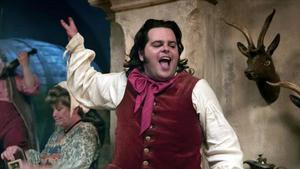 El actor Josh Gad, en el papel del personaje gay de LeFou. 