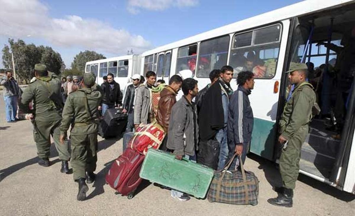 Un grup de refugiats pugen a un autobús al pas fronterer de Ras Khedir. Les autoritats tunisianes han reforçat el dispositiu sanitari d’urgència a la frontera amb Líbia, en previsió que segueixin arribant refugiats procedents d’aquest país. Un grup de refugiats pugen a un autobús al pas fronterer de Ras Khedir. Les autoritats tunisianes han reforçat el dispositiu sanitari d’urgència a la frontera amb Líbia, en previsió que segueixin arribant refugiats procedents d’aquest país.