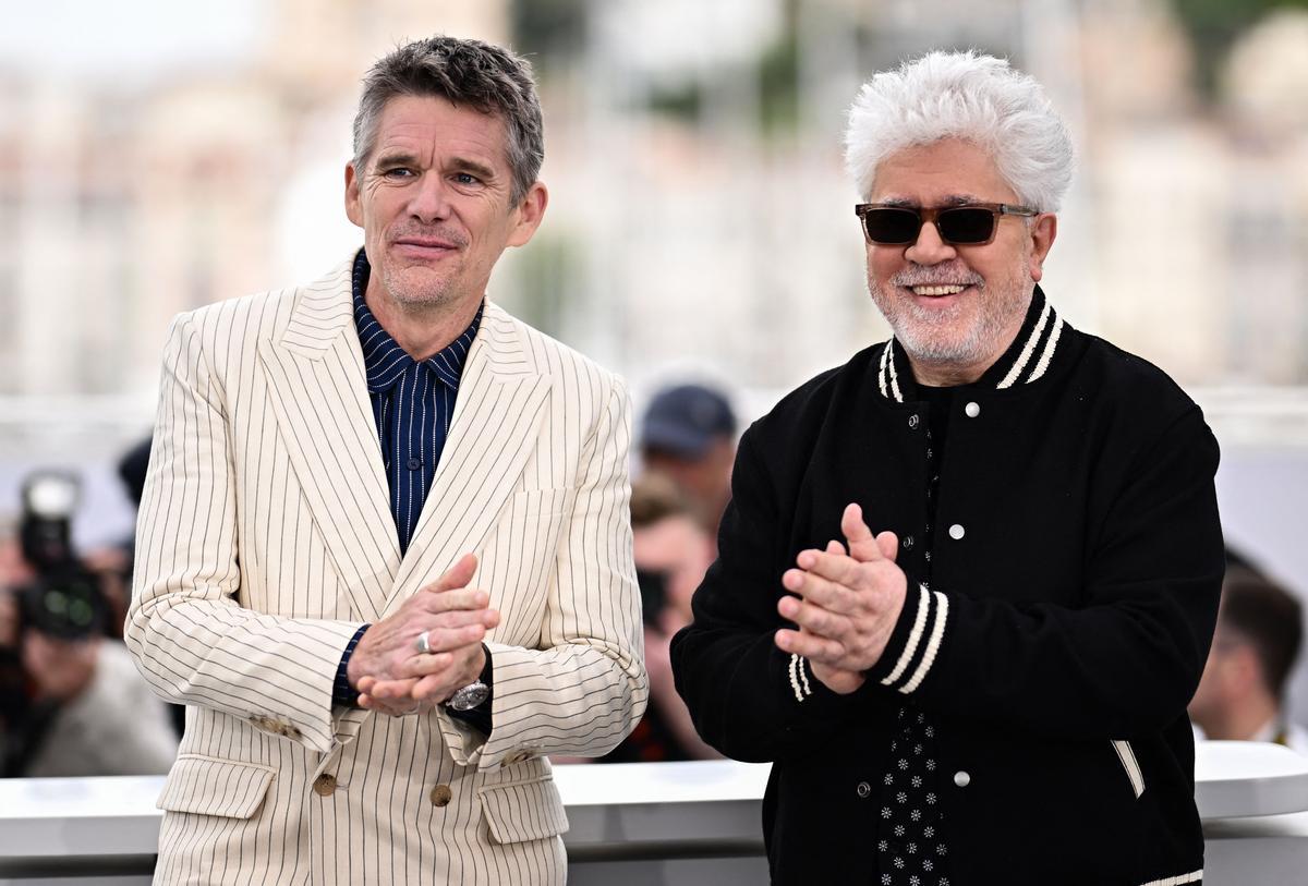 Pedro Almodóvar aterriza en Cannes. El cineasta estrena en Cannes el mediometraje ‘Extraña forma de vida’, con Ethan Hawke y Pedro Pascal, un wéstern protagonizado por dos gais que subvierte el género