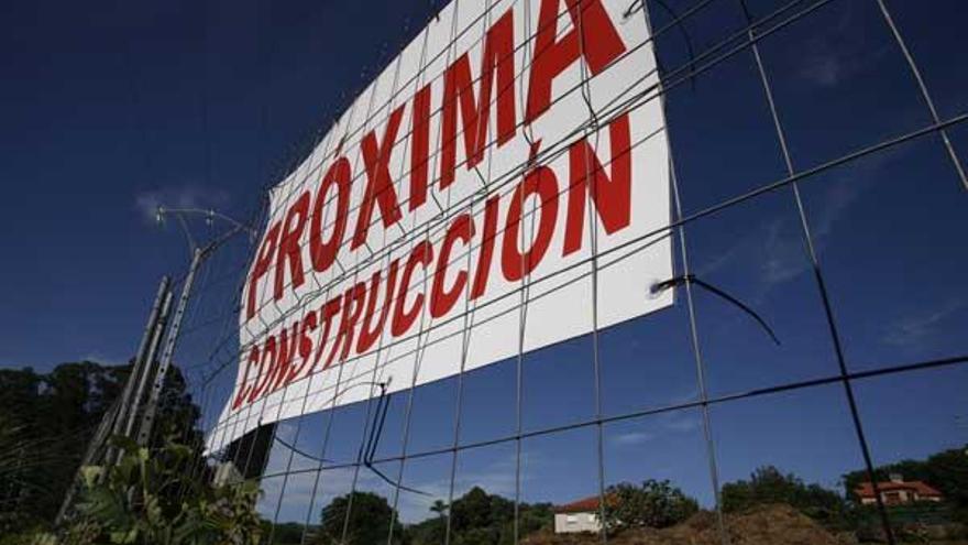 En los terrenos donde prevé ubicarse Mercadona figuran carteles de &quot;próxima construcción&quot;.  // C. Giménez