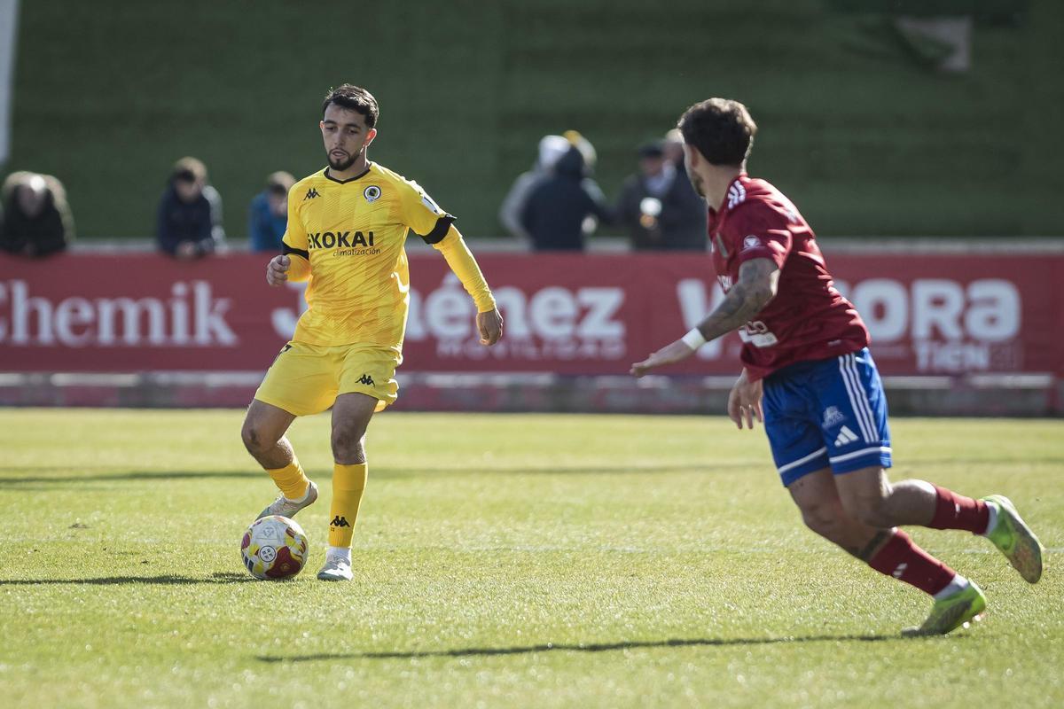 Mehdi Puch da un pase durante el partido en Tarazona.