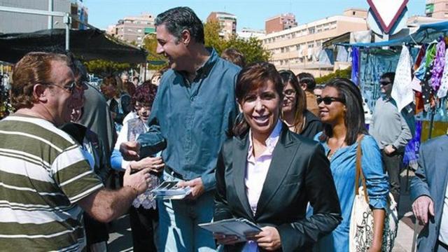 En precampaña. 8 Xavier García Albiol y Alicia Sánchez-Camacho reparten folletos contra los rumanos, en abril del 2010.