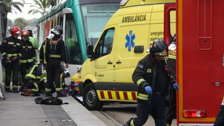 Efectius dels Bombers i del SEM treballant en el lloc dels fets.