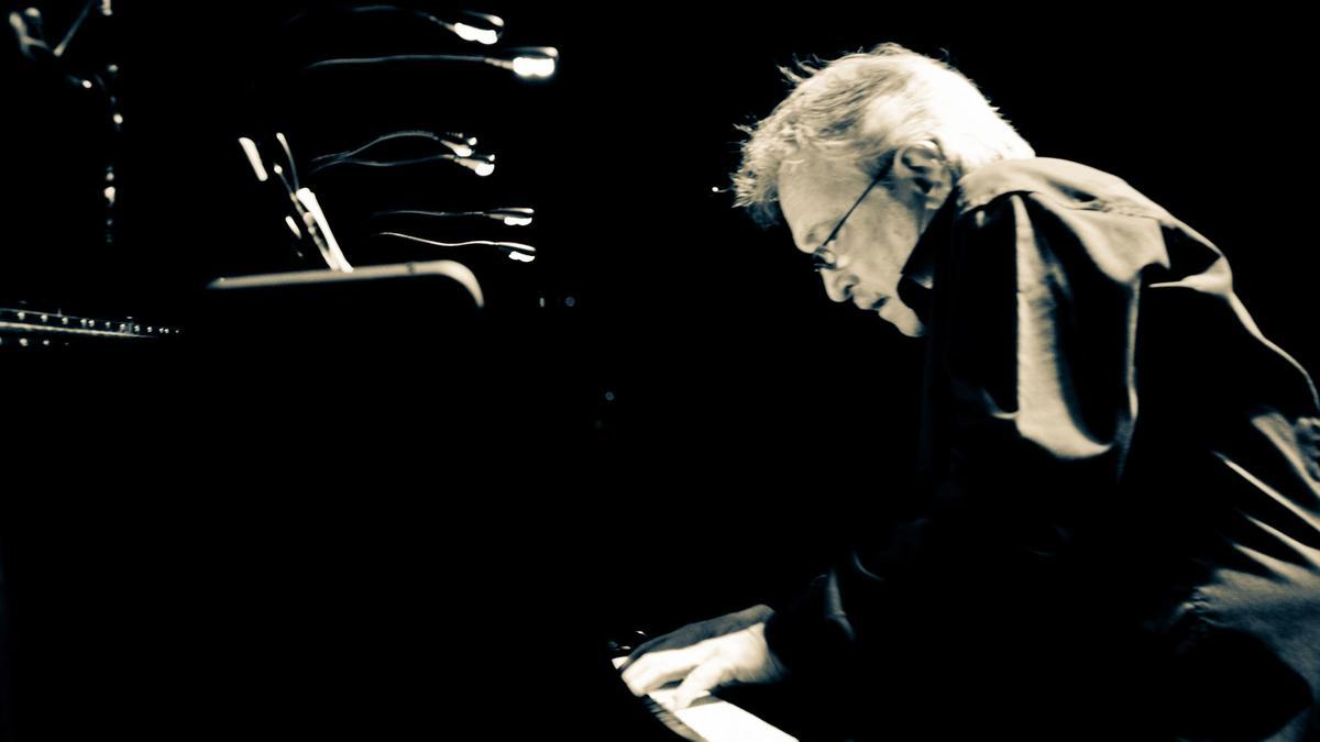 El pianista i compositor Jordi Sabatés durant un concert